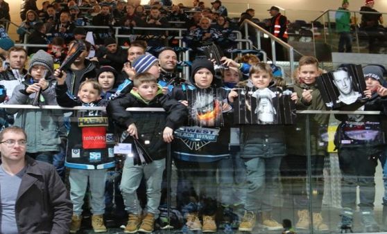 Jungkicker aus Kirchdorf trafen Stars der Black Wings in Linz