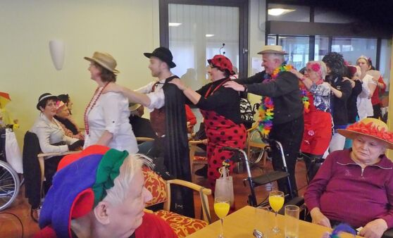 Scharnstein: Ein gemütlicher Nachmittag im Bezirksseniorenheim für Heimbewohner und Besucher.