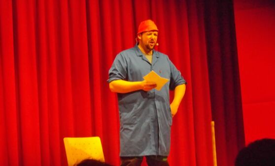 Scharnstein: Kabarett von Petutschnig Hons in der LMS begeisterte die Besucher.