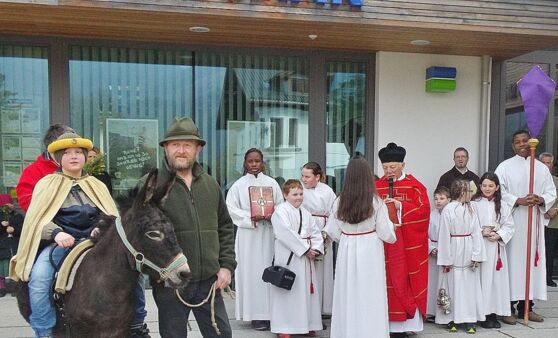Grünau im Almtal : Palmweihe und Festzug durch den Ort  - Ein Esel wurde mitgeführt..