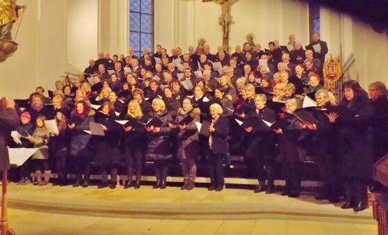 Scharnstein: Chorweihnacht in der Pfarrkirche Viechtwang mit 9 Chören aus dem Salzkammergut.
