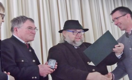 Grünau: Bürgermeister Alois Weidinger überreichte Kapellmeister Josef Ortner und Herrn Raimund Stadlmair den Ehrenring.