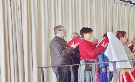 Grünau i.A.; Der Kirchenchor und Bläser bereicherten das Osterhochamt.