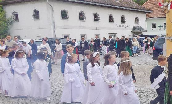 Scharnstein/Viechtwang: Erstkommunion in der Pfarre Viechtwang am Muttertag.