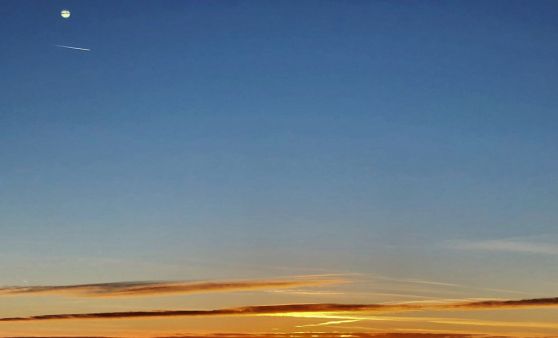 St. Valentin Sonnenuntergang mit Venus und Flugzeug