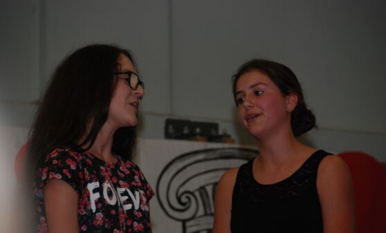 Schulfest mit Kasperl und jungen Römern