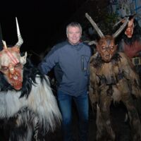 Besuch vom Nikolaus und Perchtenlauf am Adventmarkt