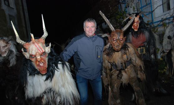 Besuch vom Nikolaus und Perchtenlauf am Adventmarkt