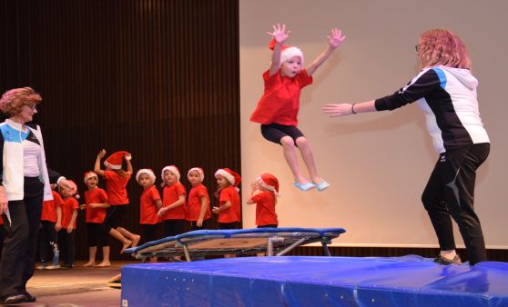 Weihnachtliches Schauturnen