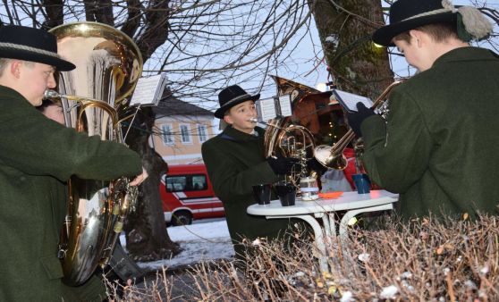 Vorweihnachtliche Stimmung am Rieder Adventmarkt