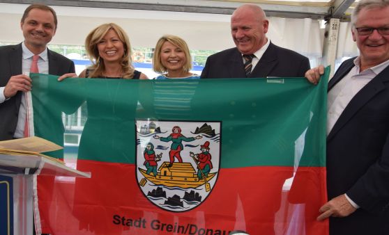 Schiffstaufe eines schwimmenden Luxus-Hotels in der Donaustadt Grein