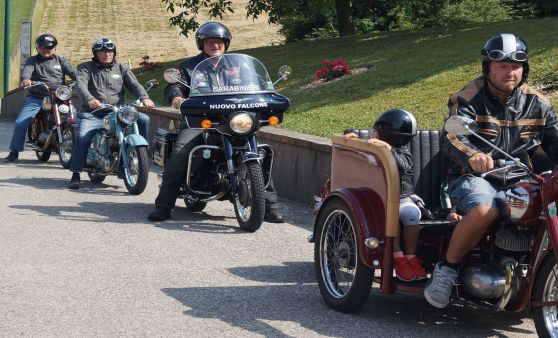 Oldtimerfreunde in der Oldtimertenne beim Hanslwirt