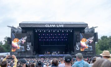 Clam Live                                                                                             www.aleks-photo.com
