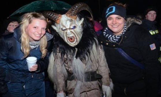 Schaurige Gestalten beim Perchtenlauf in Waizenkirchen