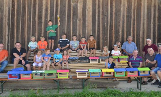 Ferienpass Dorf an der Pram: Kinder bauen Vogelhäuschen