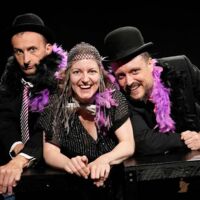 EINSAM. ZWEISAM. DREISAM.