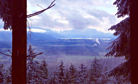 still und stad liegt der See