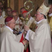 Klaus Küng übergibt den Bischofsstab an seinen Nachfolger Alois Schwarz