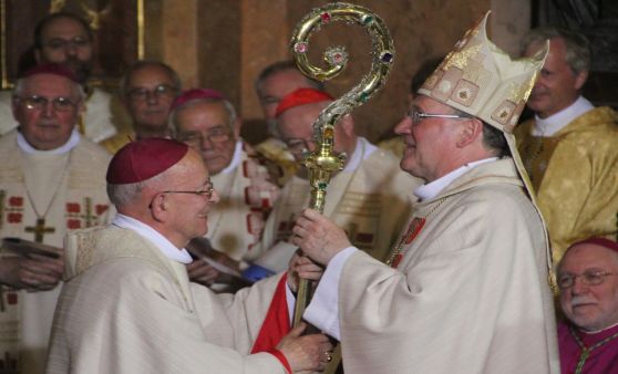 Klaus Küng übergibt den Bischofsstab an seinen Nachfolger Alois Schwarz