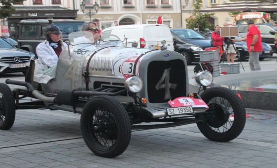 30. RAID-Oldtimerrallye machte am Ennser Hauptplatz Halt