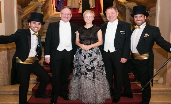 KV-Ball: Swing-Musik, Wasserwellen und Federboas