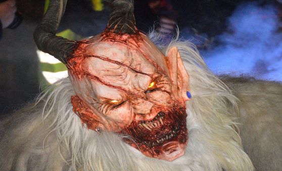 Feuriger Perchtenlauf lockte Besucherscharen nach Ottenschlag