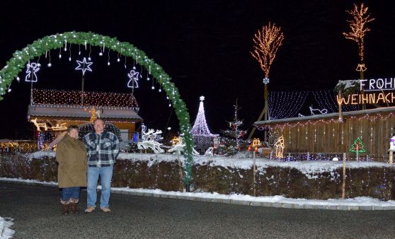 35.000 LED-Lämpchen lassen Weihnachtshaus in Kronegg erstrahlen