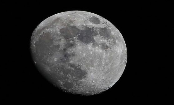 Mond im Stier (Astronomisches Sternbild)
