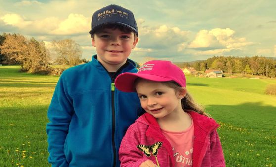 Jana und David mit einem Schwalbenschwanz Schmetterling