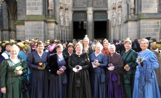 Alberndorfer Goldhaubenfrauen bei Landeswallfahrt
