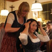 Wie schwarze Seide sprechen kann: Kopftuchbinden