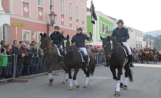 30. Josefimarkt in Königswiesen -Tag 2: Einzug der Reiter und Gespanne, Pferdeschätzung, Gewerbeschau, Kirtag
