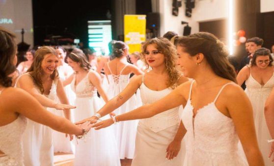 Maturaball der HLW Perg: "La Casa de Matura - Ab heute drucken wir unsere Noten selbst"