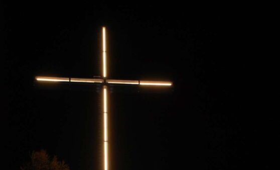 Der Kameradschaftsbund Pettenbach erneuert die Holzkreuze des Kreuzweges zum Oberkaibling