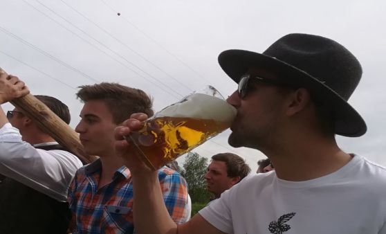 Großes Maibaumaufstellen