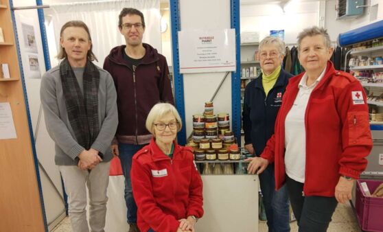 Gutauer Imker spenden 16 kg Honig für den Sozialmarkt in Hagenberg