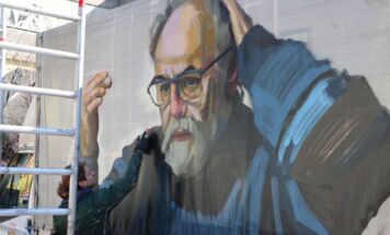 Der Serbische Street Art Künstler Wuper malt Kupfermucknverkäufer Manfred auf Tröderladen Transporter