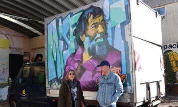 Kupfermucknverkäufer Anton im Portrait, davor  Helga Fürlinger vom Verein Arge für Obdachlose und Leonard Gruber von Mural Harbor