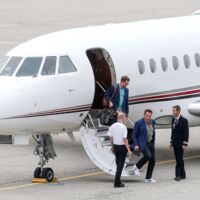 Arnold Schwarzenegger landet in Hörsching