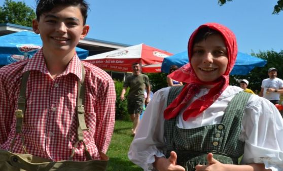 Dirndl- und Lederhosenspringen in Pregarten