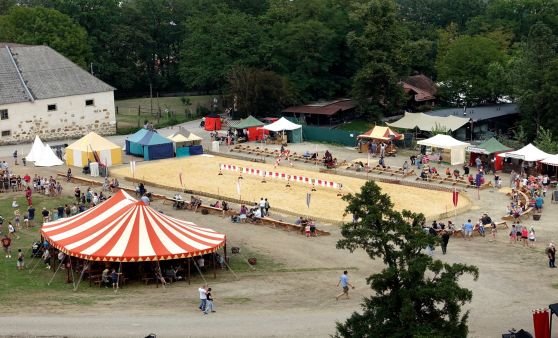 Ritter stürmten die Burg Clam und veranstalteten Turnier zu Pferde