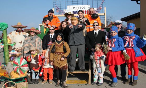 Mit Donald Trump und Dornröschen beim Faschingsumzug in Etsdorf