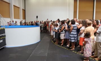 Die 19 Taufbewerber wurden von ihren Angehörigen direkt beim Taufbecken erwartet – alle anderen verfolgten die Taufe per Videowall