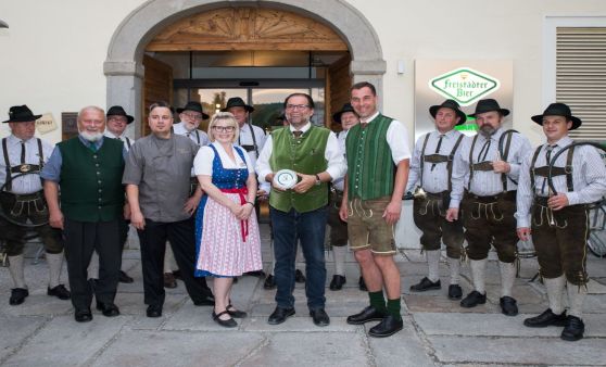 Übergabe der Plakette „Ausgezeichnete Wildgerichte aus OÖ. Revieren“ an den Braugasthof in Freistadt.
