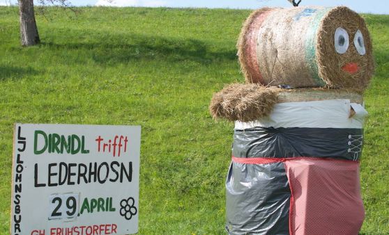 Dirndl trifft Lederhose in Lohnsburg