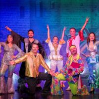 THE SHOW MUST GO ON AM  BROADWAY IST DIE HÖLLE LOS