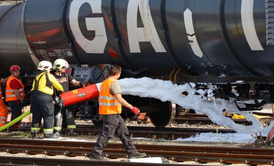 Bergearbeiten an entgleistem Güterzug auf der Westbahnstrecke in Wels-Neustadt