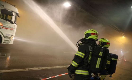 Herausforderndes Szenario bei großangelegter Einsatzübung im Tunnel Steinhaus-Taxlberg in Steinhaus bei Wels