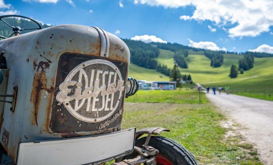 250 Oldtimer bei der Traktorhimmelfahrt von der Talstation der Hössbahn zur Löger Hütte