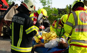 Großübung in Steyregg: Einsatzkräfte trainieren Massenkarambolage mit Schulbus